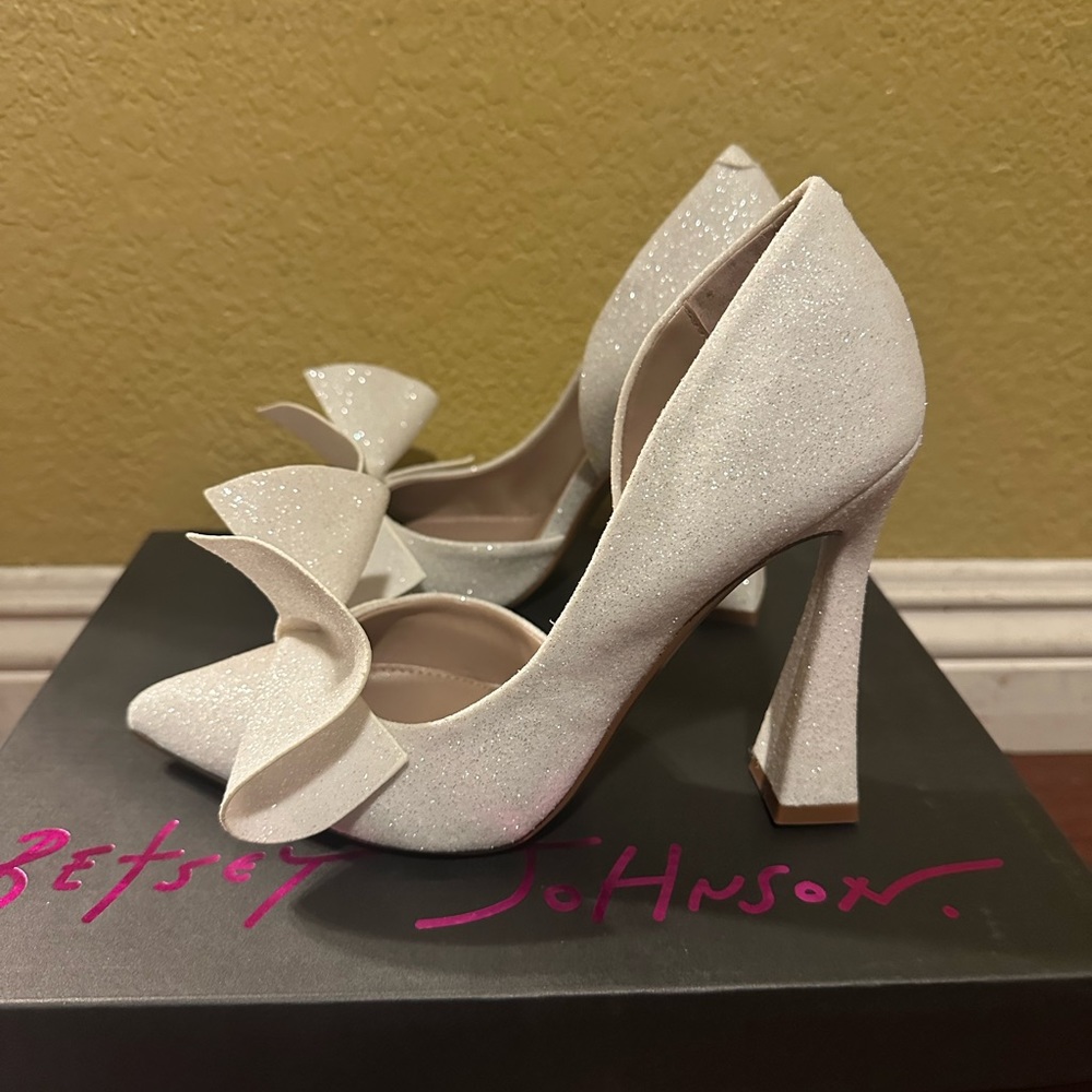 Betsey Johnson Ivory Glitter Pointed-Toe Bow Heels NWT - Picture 9 of 11